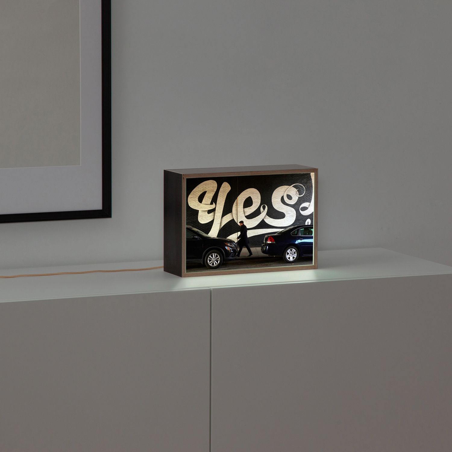 Box lumineuse\n\r« Yes » \n\rRémi Gintzburger x Dada