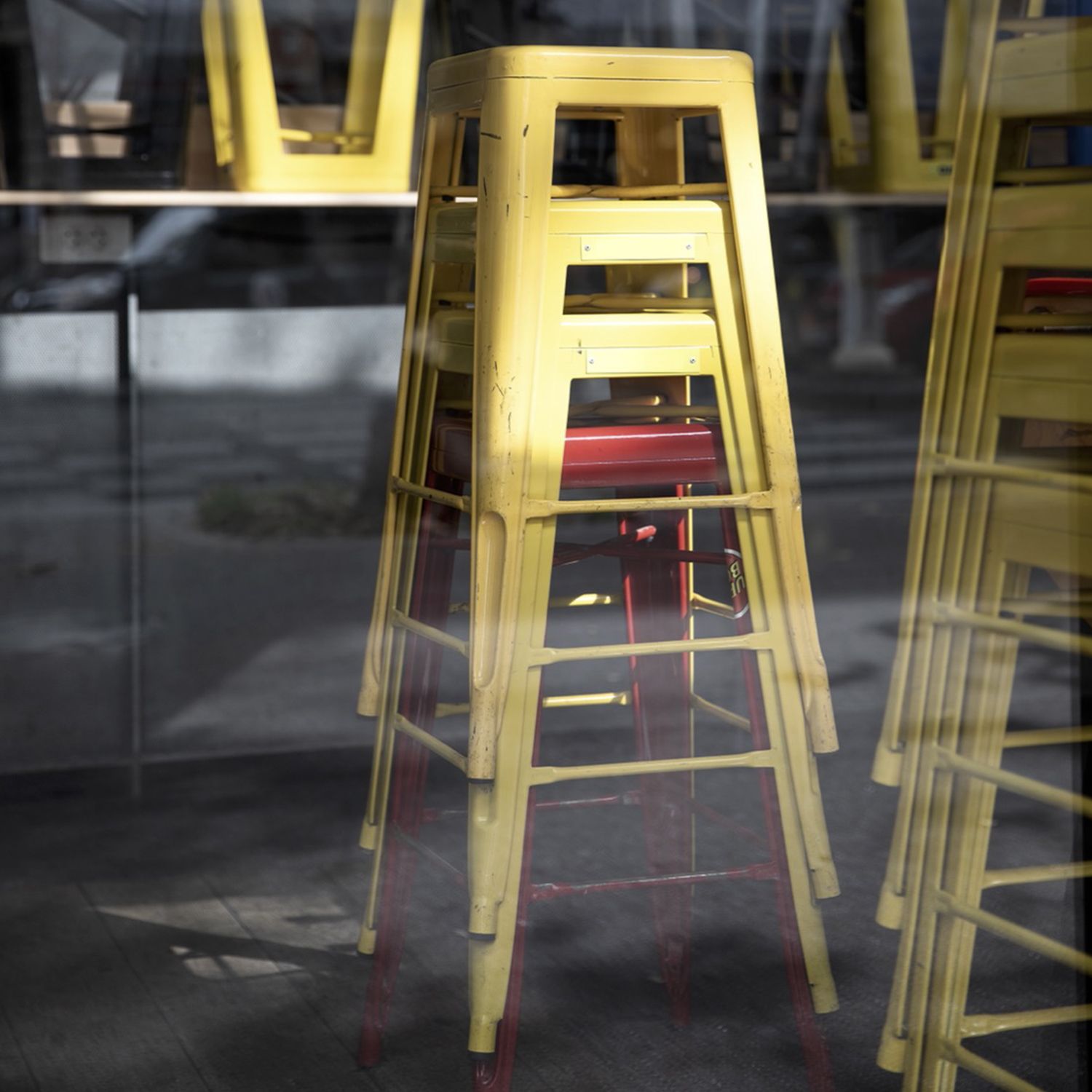 Box lumineuse\n\r« Chaises »\n\rRémi Gintzburger x Dada